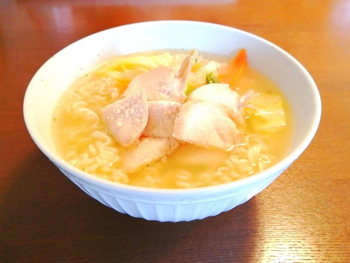 野菜と蒸し鶏をトッピング