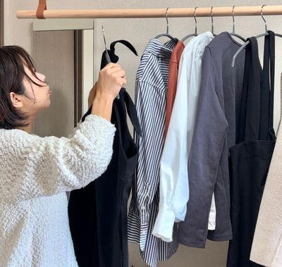 クローゼットにいる女性