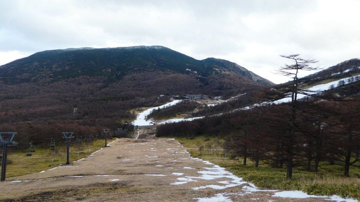 雪のないスキー場