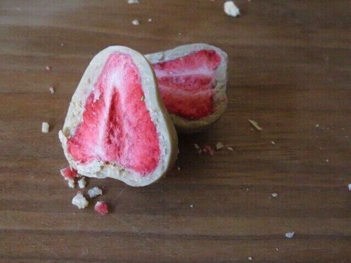 アールグレイチョコがけいちご断面