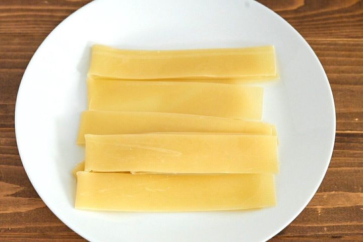 白い皿にのせたビャンビャン麺