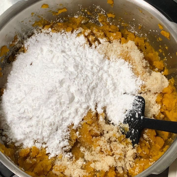 片栗粉と砂糖を入れる