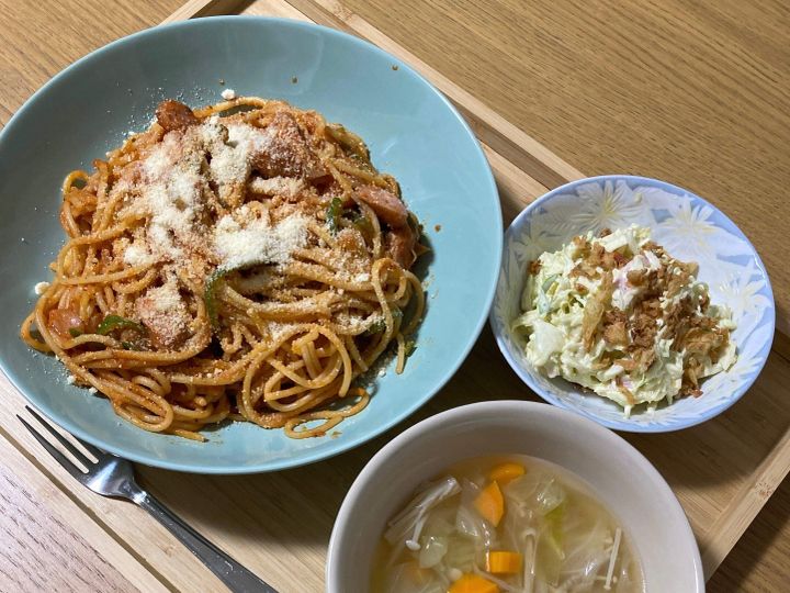 お盆にのっているナポリタンとサラダとスープ