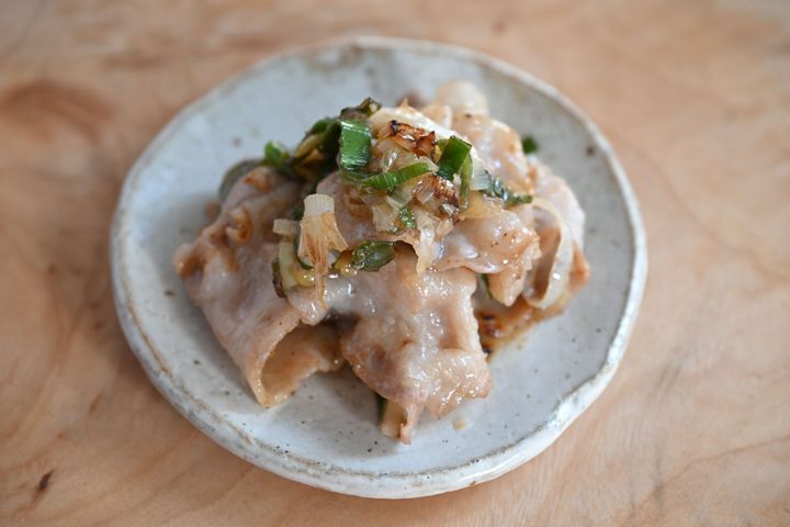 皿にのった豚バラ肉ねぎだれ