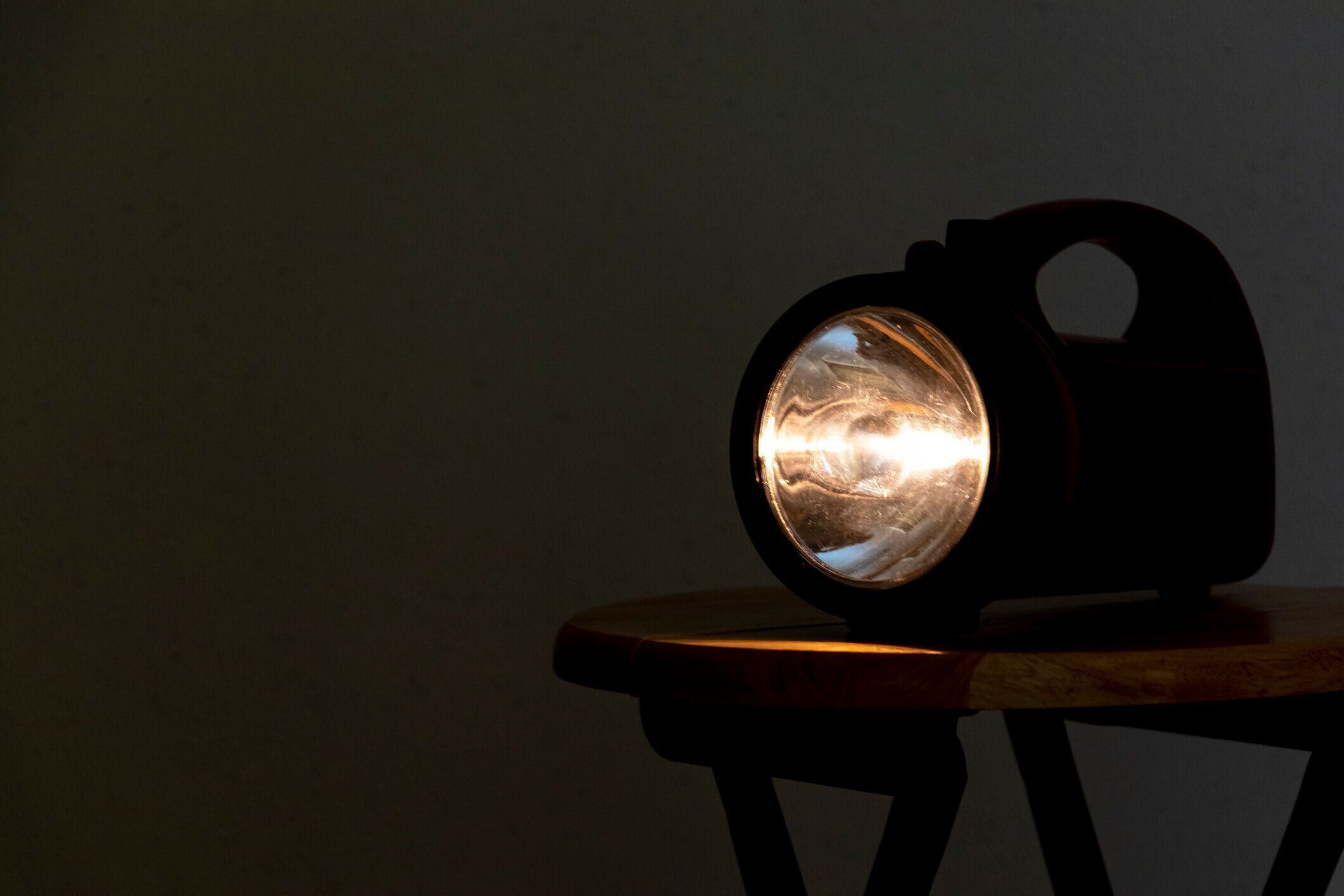 暗い部屋で輝く懐中電灯