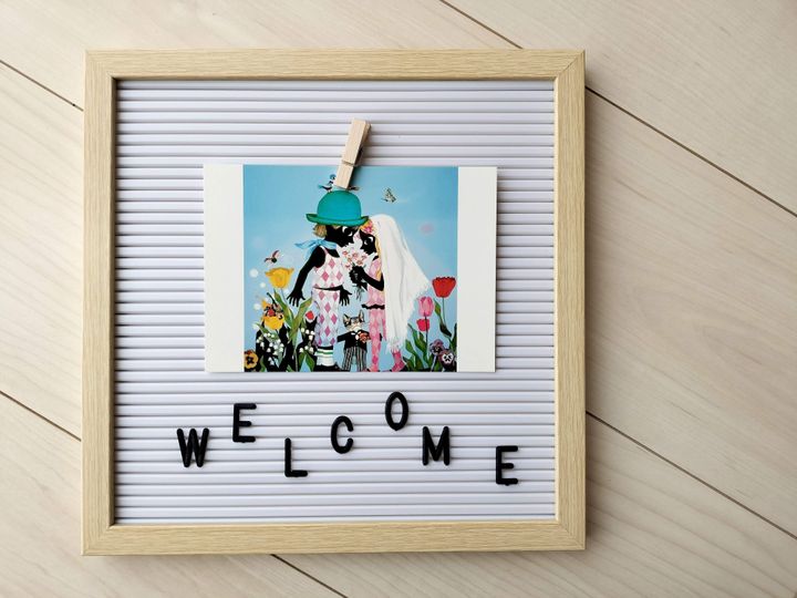 絵はがきを飾ったレターボードの画像