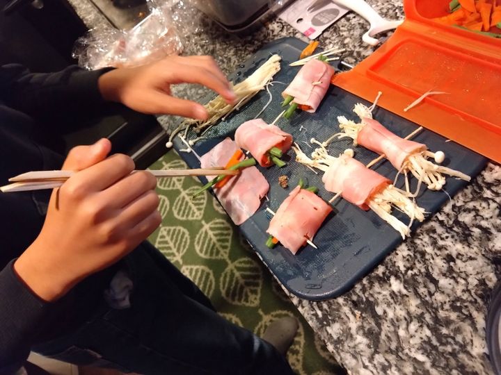 料理する子供