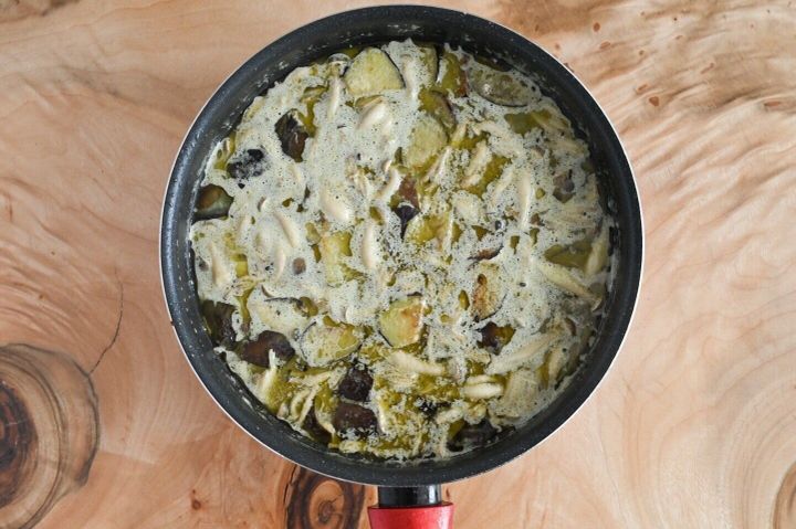 フライパンに入ったピーマンを入れる前のグリーンカレー