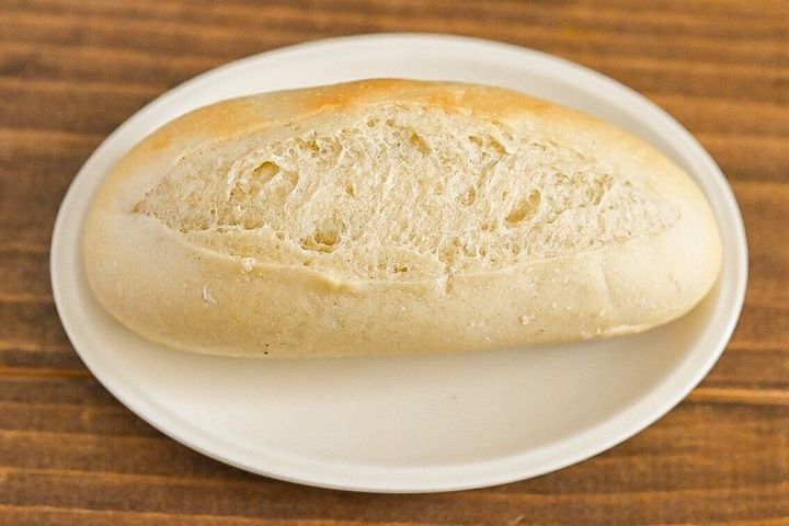 白い皿にのった焼いたプチパン