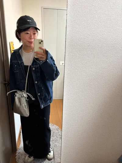 デニムジャケットにワンピースのコーディネート