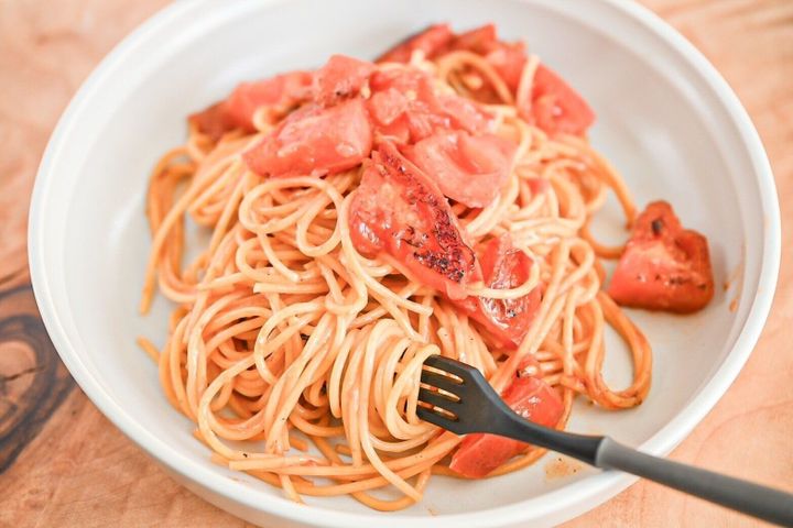 焼きトマトのエビクリームパスタ