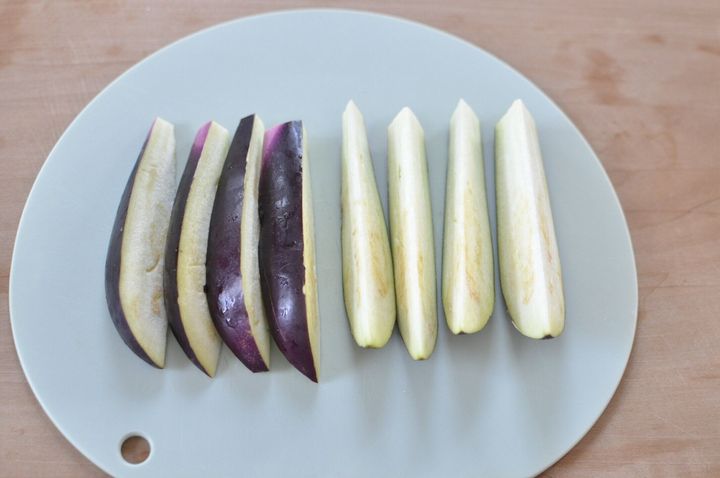 なすを縦に8等分に切って並べた様子