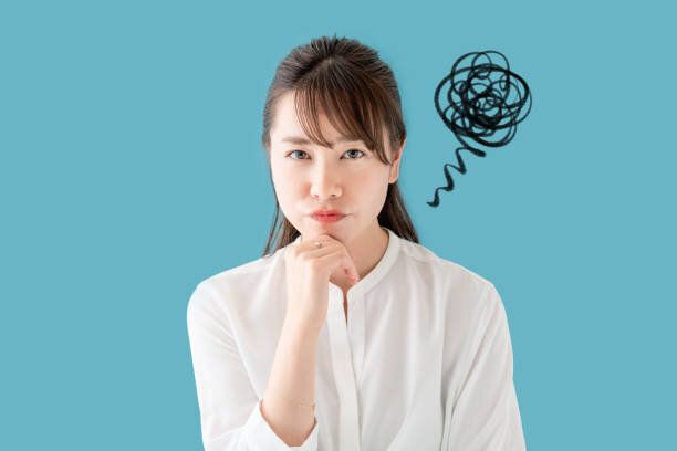 満足のいく若いアジアの女性。不満。