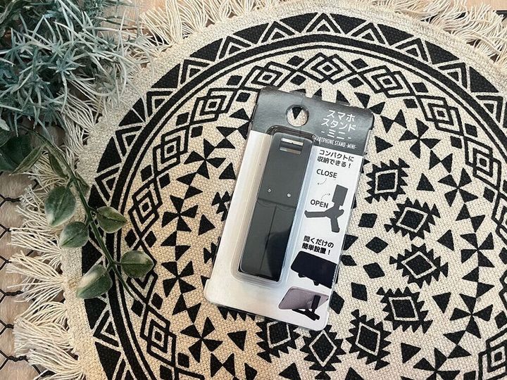 小さいのに超優秀!「スマホスタンドミニ」が家でも外でも大活躍