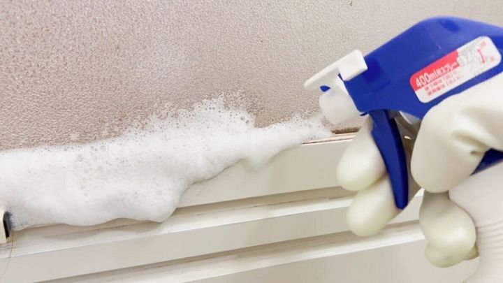 カビ取り剤をスプレーする