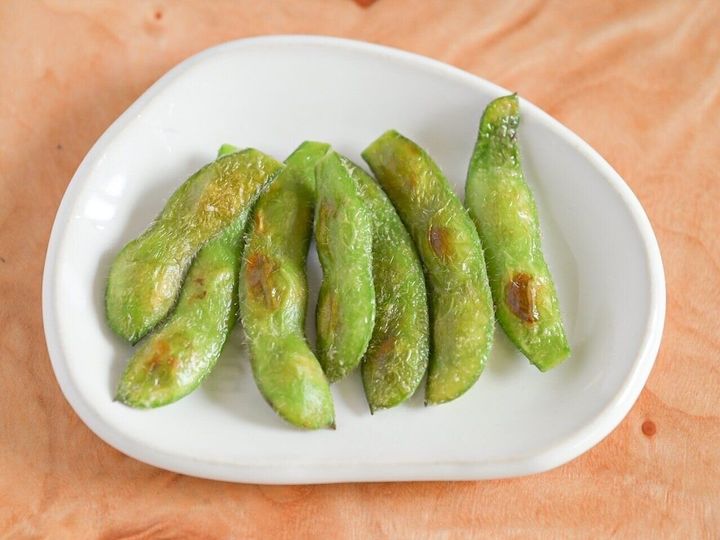 皿にのった枝豆