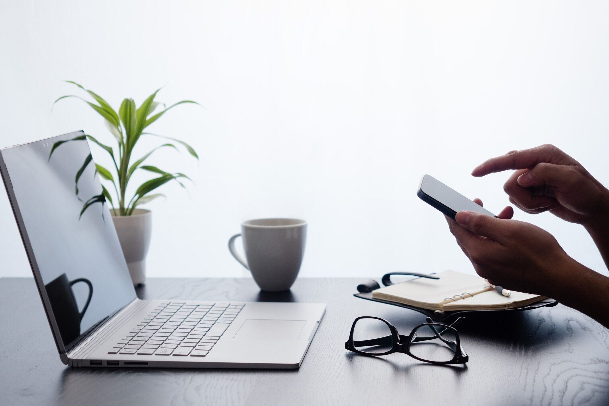 スマートフォンを使った日本人男性