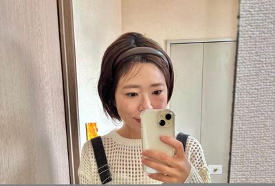 カチューシャをしている女性