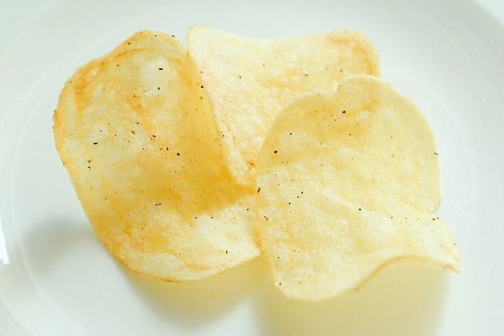 皿にのったポテトチップス レモンペッパー味