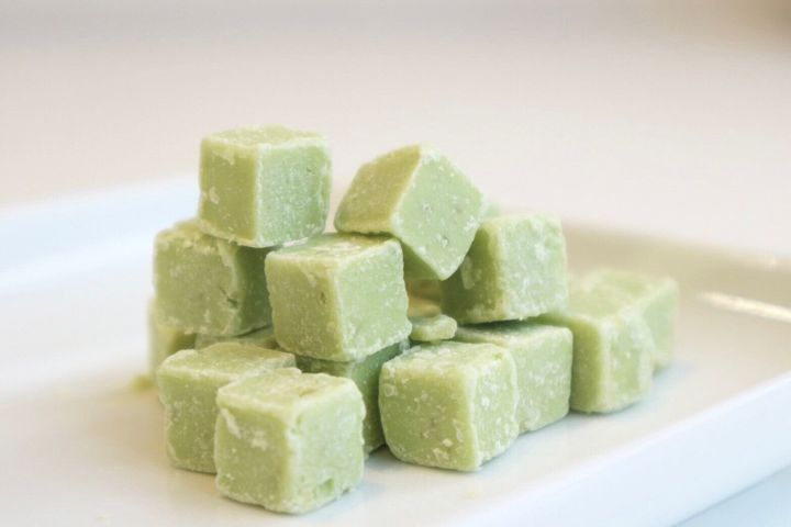 はじけるキャンディ入りチョコメロン味の中身