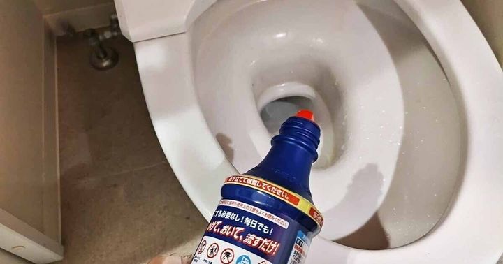 トイレに洗剤をかける