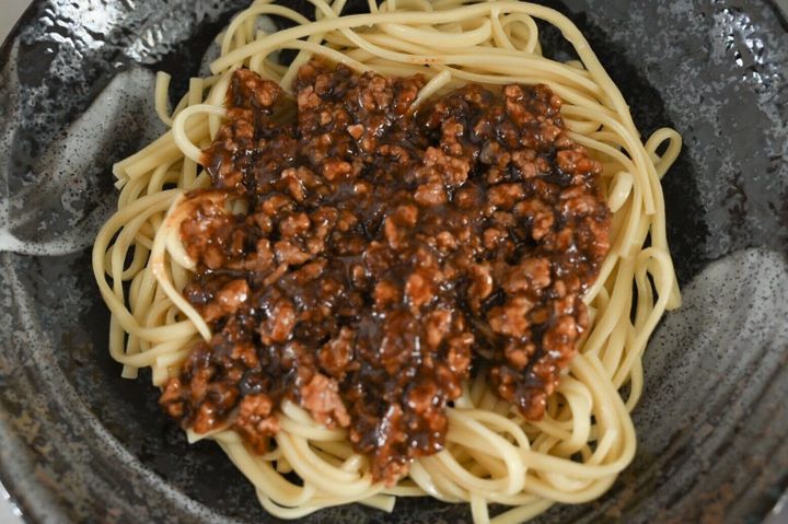 皿にのった麺と肉だれ