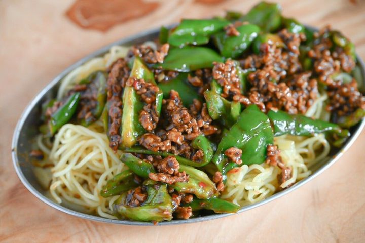 皿に盛られた麻婆ピーマン焼きそば