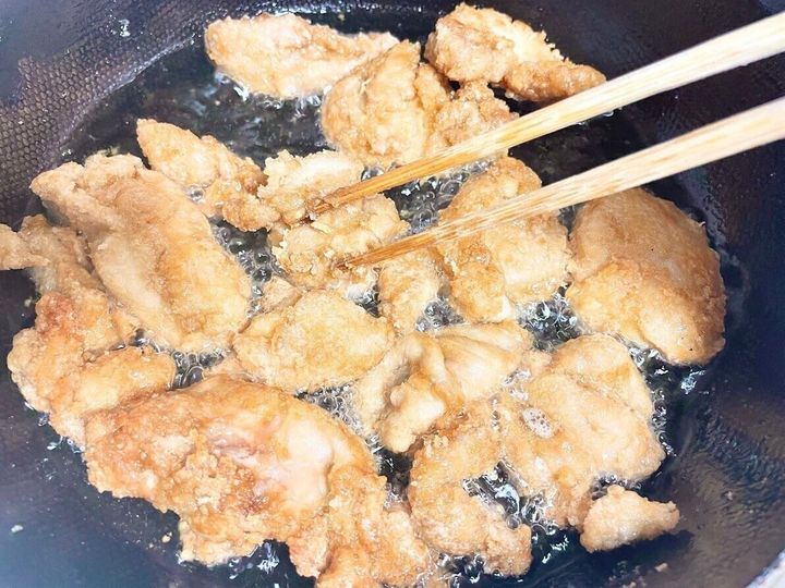 からあげに菜箸をあてている