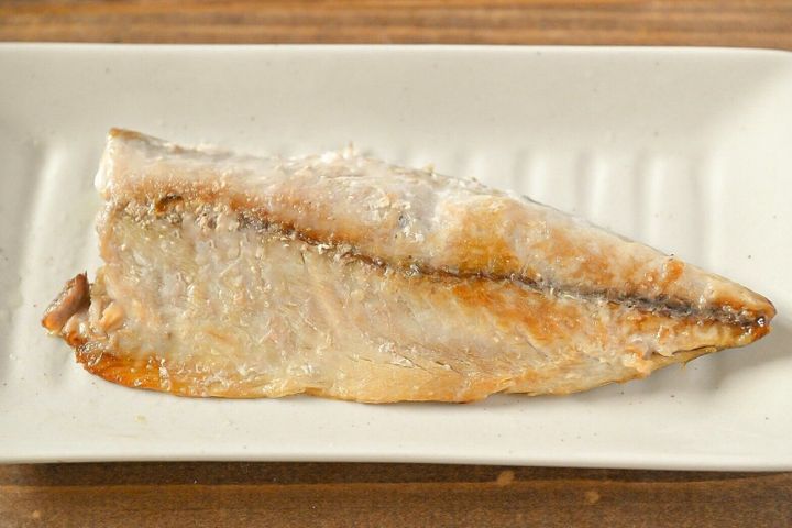 白い皿に盛られた焼いたさば