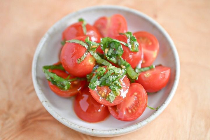 皿にのったミニトマトの白だし和え