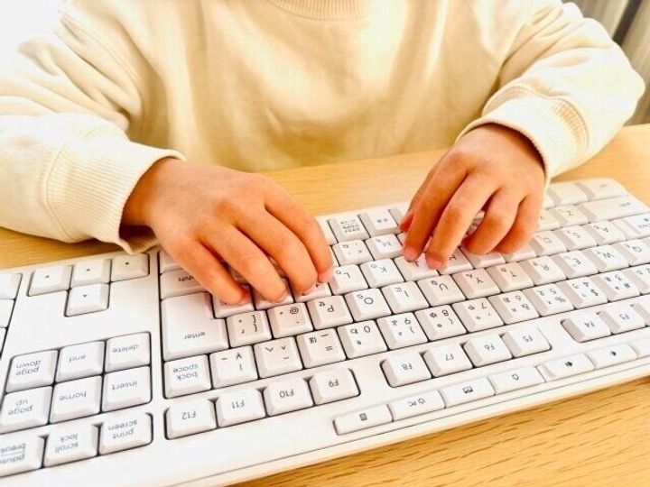 パソコンで調べものをする子ども