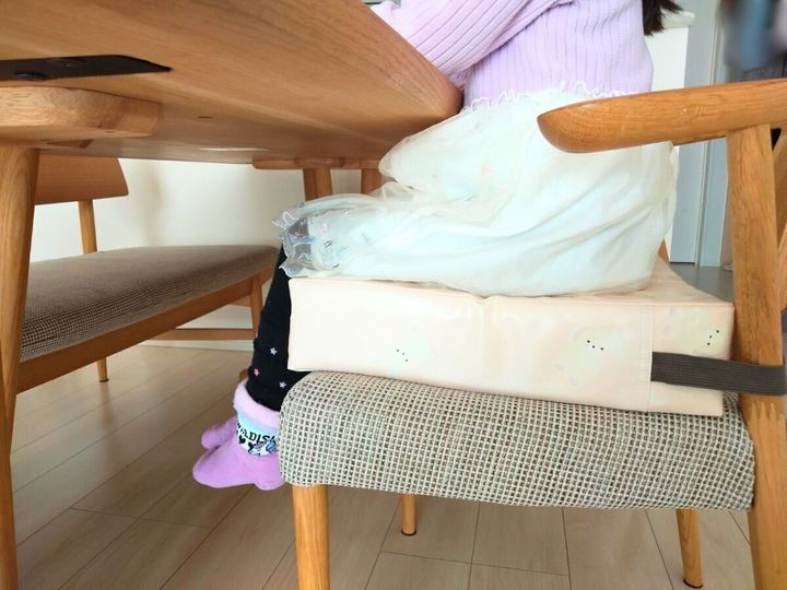 お食事クッションに座っている子どもを横から見た画像