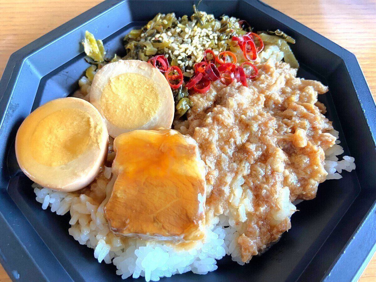 【成城石井】台湾屋台の定番！とろとろ角煮がたまらないこだわりの自家製「魯肉飯」がレンチンのみで楽しめる