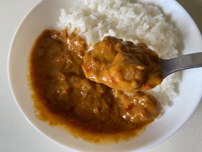 【カルディ】旨みと甘みが濃厚！温めてご飯にかけるだけで楽しめる「北インドの定番カレー」