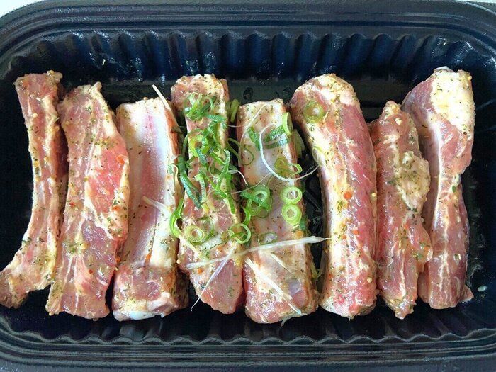 【ロピア】バジルソテー味が旨い！「骨付きスペアリブ」子どもも喜ぶ簡単＆おいしい食べ方