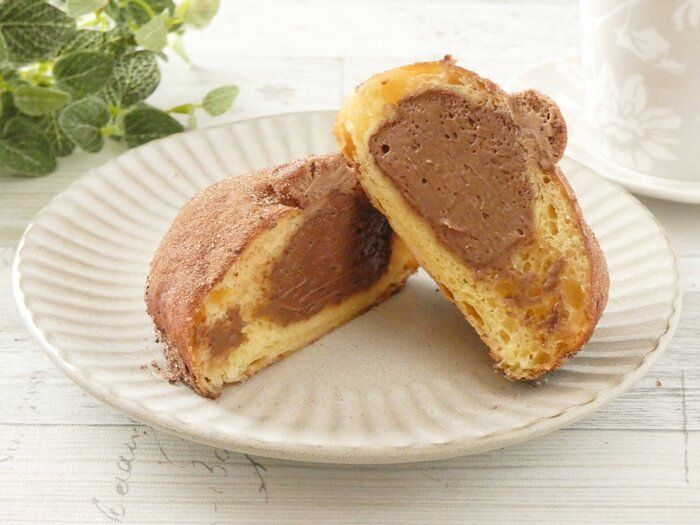 【ファミマ】ほっぺたが落ちるもっちり食感！「冷やして食べるボンボローニ（チョコホイップ）」はリピ決定のスイーツパン