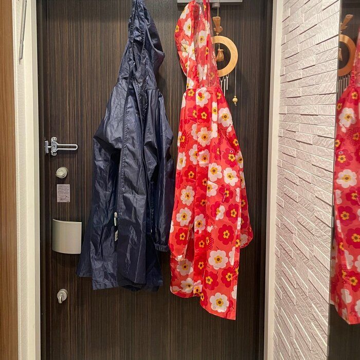 【梅雨支度】狭い玄関でもできる！濡れたレインコートの一時置き場のつくり方