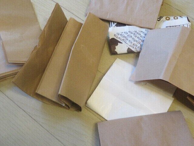 すぐ捨てたらもったいない！よくもらう持ち手なし紙袋の使い方