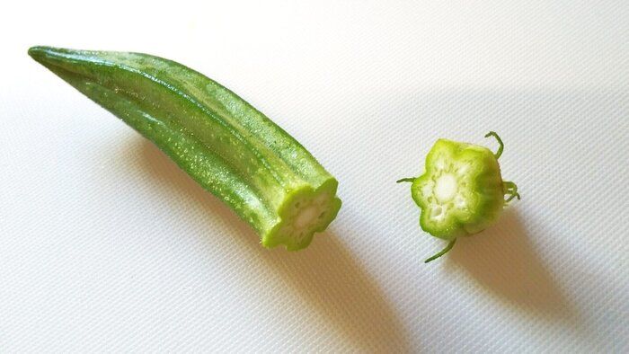 「オクラ」はガクも食べられる⁉捨てる部分を減らして、ゆでても栄養を逃がしにくい切り方