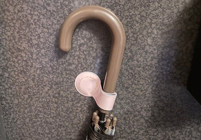 【ワッツ】ドアに傘がピタッ！これがあれば玄関に傘立ていらないじゃん！