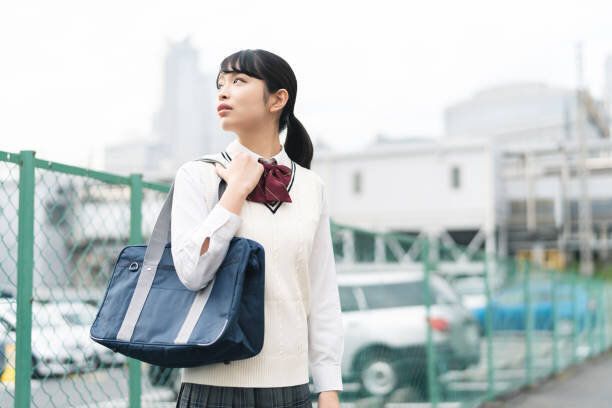 空を見上げるアジアの女子高生。