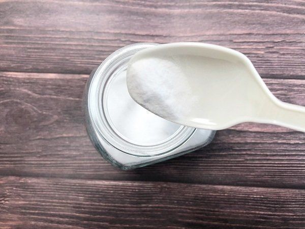 重曹を瓶に入れる