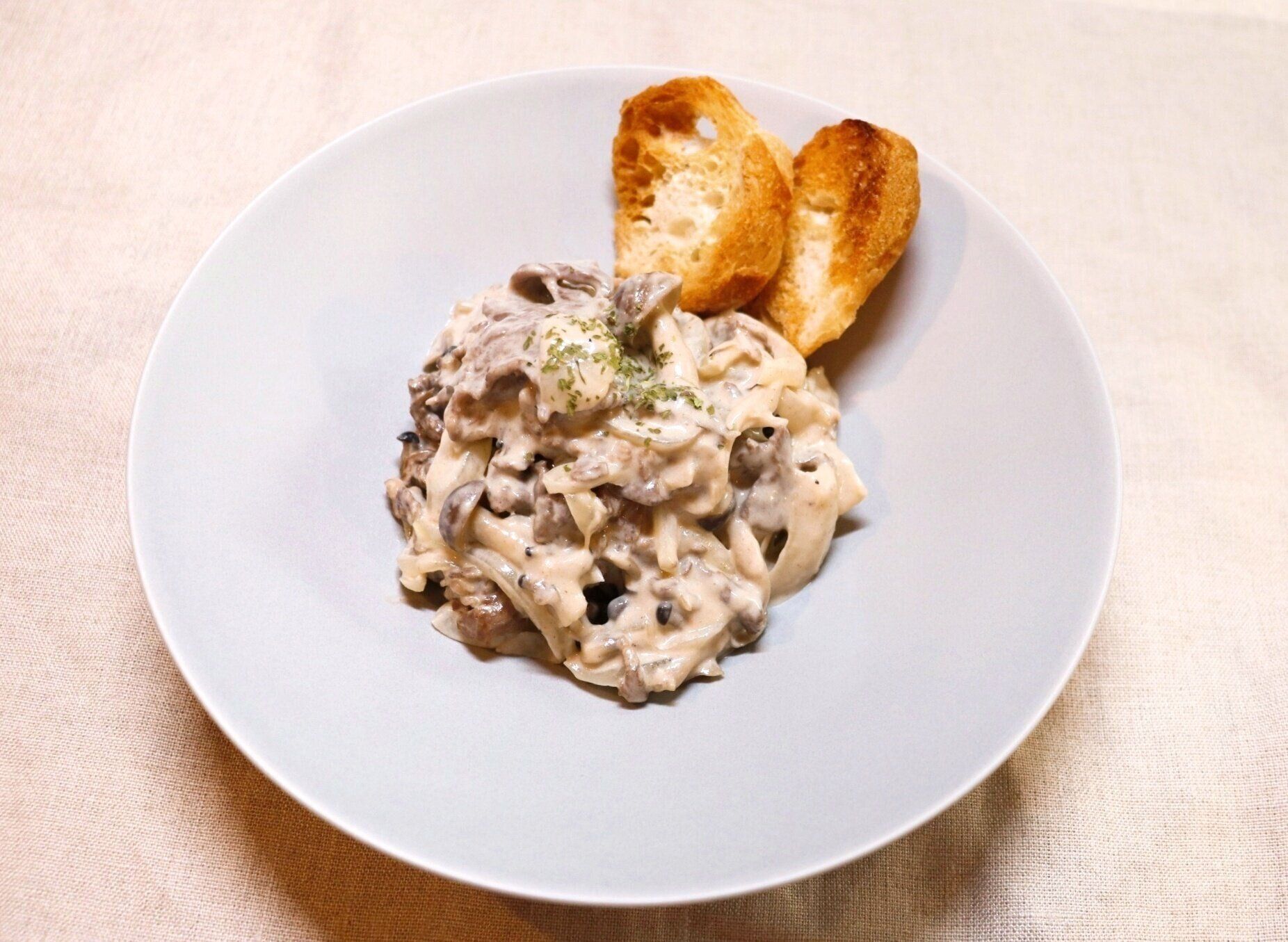 切り落とし肉でつくる【牛肉ときのこのクリーム煮】のレシピ