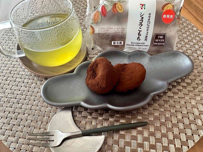【セブン新商品】122kcalで味わえる幸せ…ハイカカオチョコ使用の和洋折衷スイーツ！「ショコラもち」