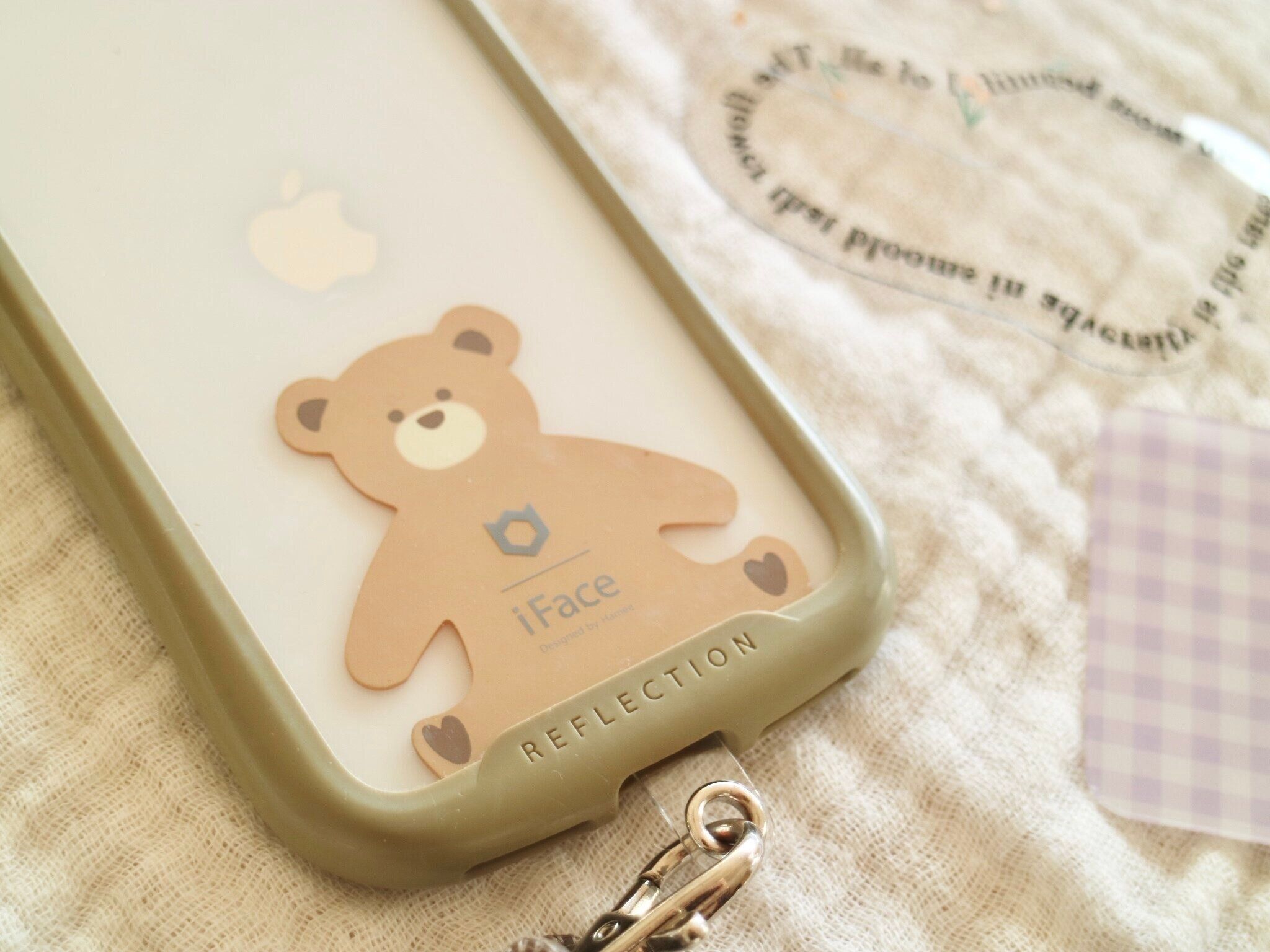 【3COINS】5枚もついてるの！？はさむだけでスマホがかわいくなるストラップホルダーが魅力的