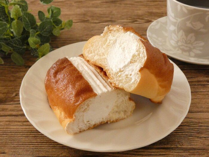 【ファミマ】溢れるクリームがたまらない「たっぷりホイップパン」はボリュームたっぷり大満足のスイーツパン