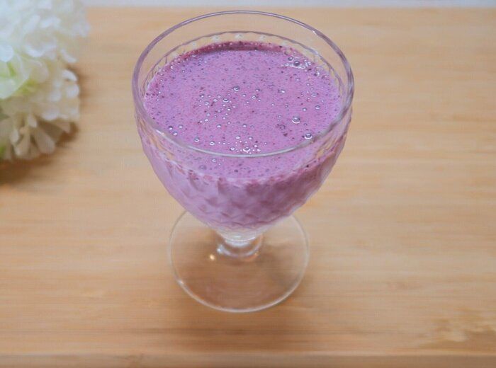 冷凍ブルーベリーとヨーグルトで簡単！「ブルーベリースムージー」のつくり方