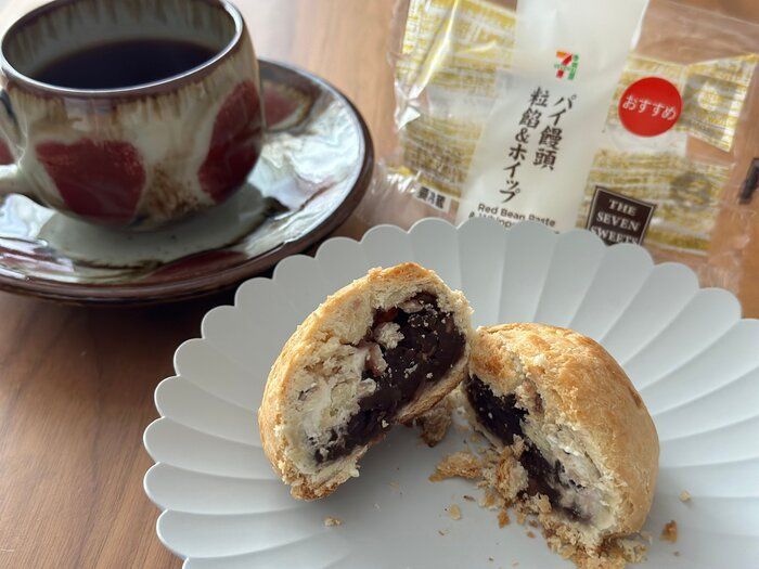 【セブン】サクサクパイ生地に粒あんとホイップがギッシリ！冷たくてあま〜い「パイ饅頭」はいかが？