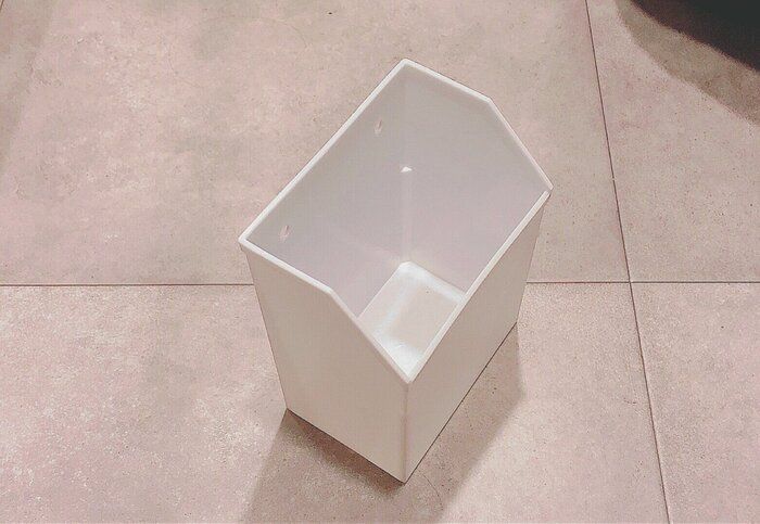 扉裏の取りやすい場所に設置できる！百均ボックスの収納アイデア