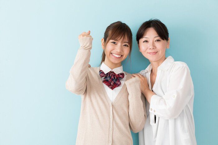 アジアの母と娘の青の背景の肖像画